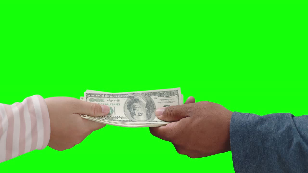 女人和男人的手正在争夺绿色背景的美元钞票。视频下载