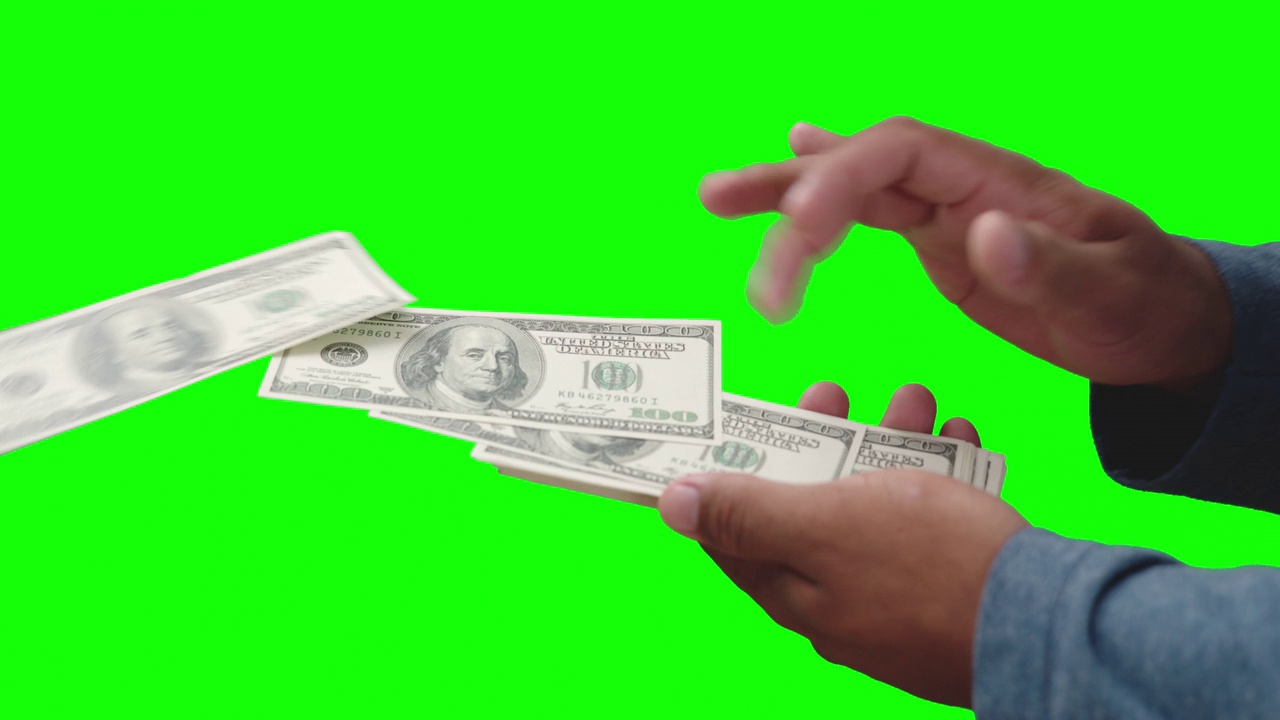 男性的手将美元钞票从一摞往手中推视频素材