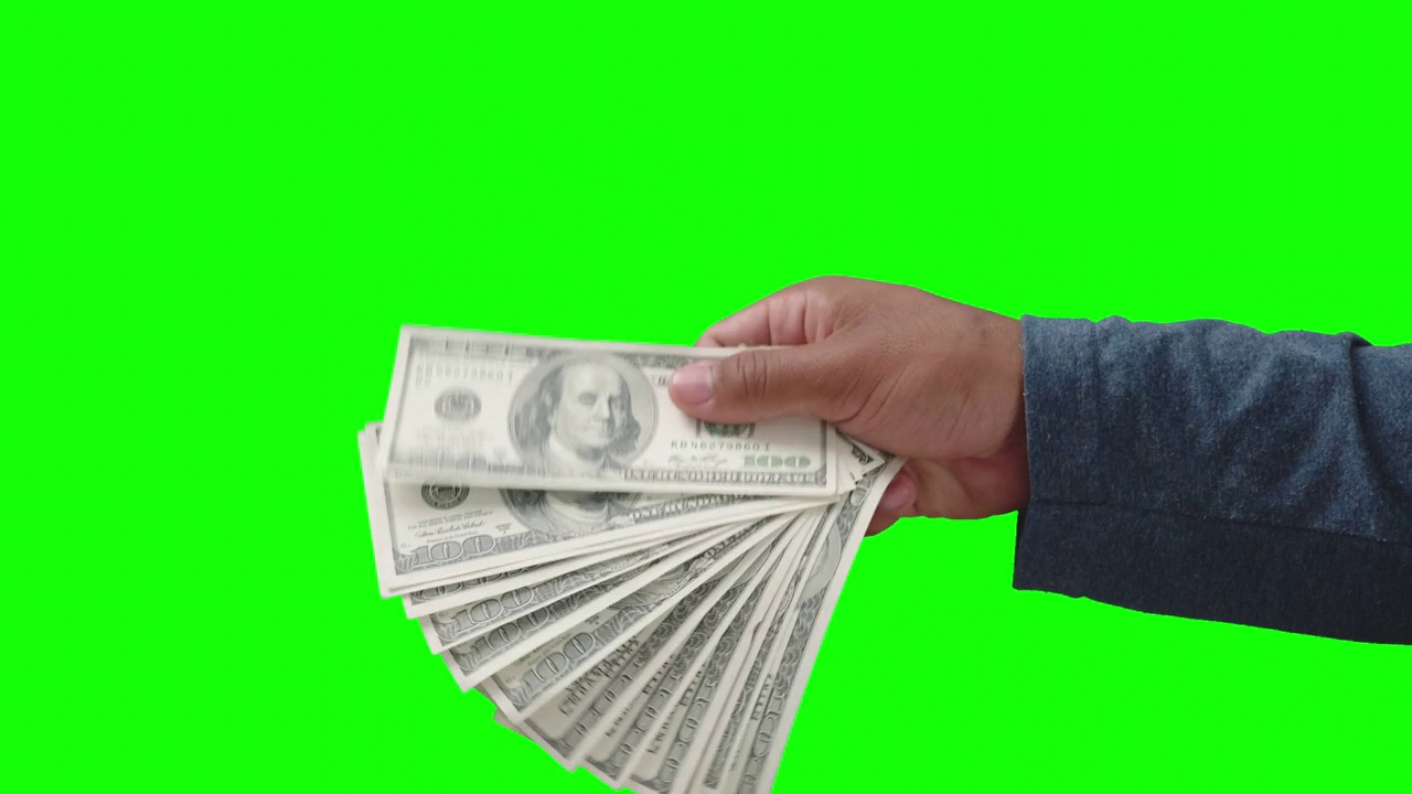 男手握扇子，手里挥舞着美元钞票视频素材