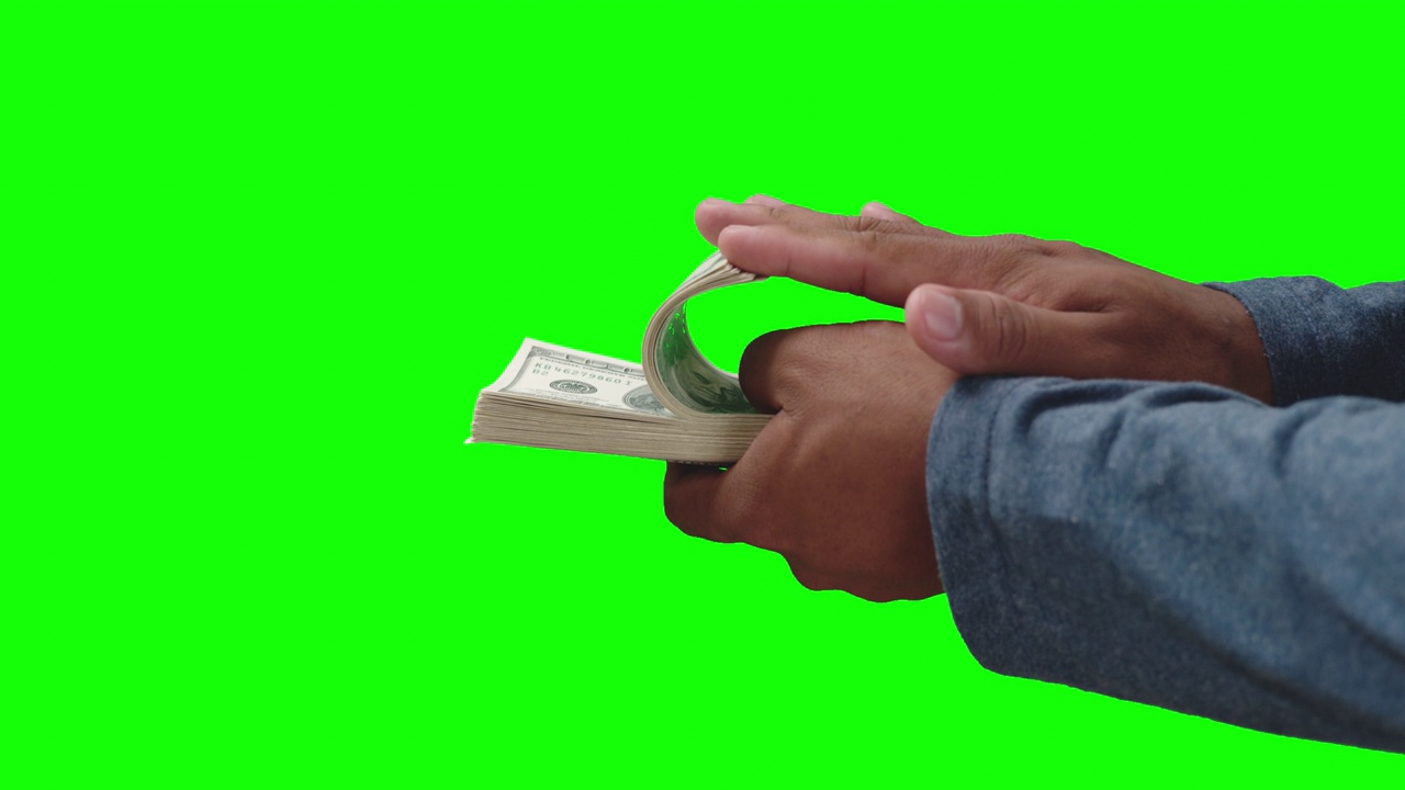 男手握，数美元钞票叠在手里视频素材