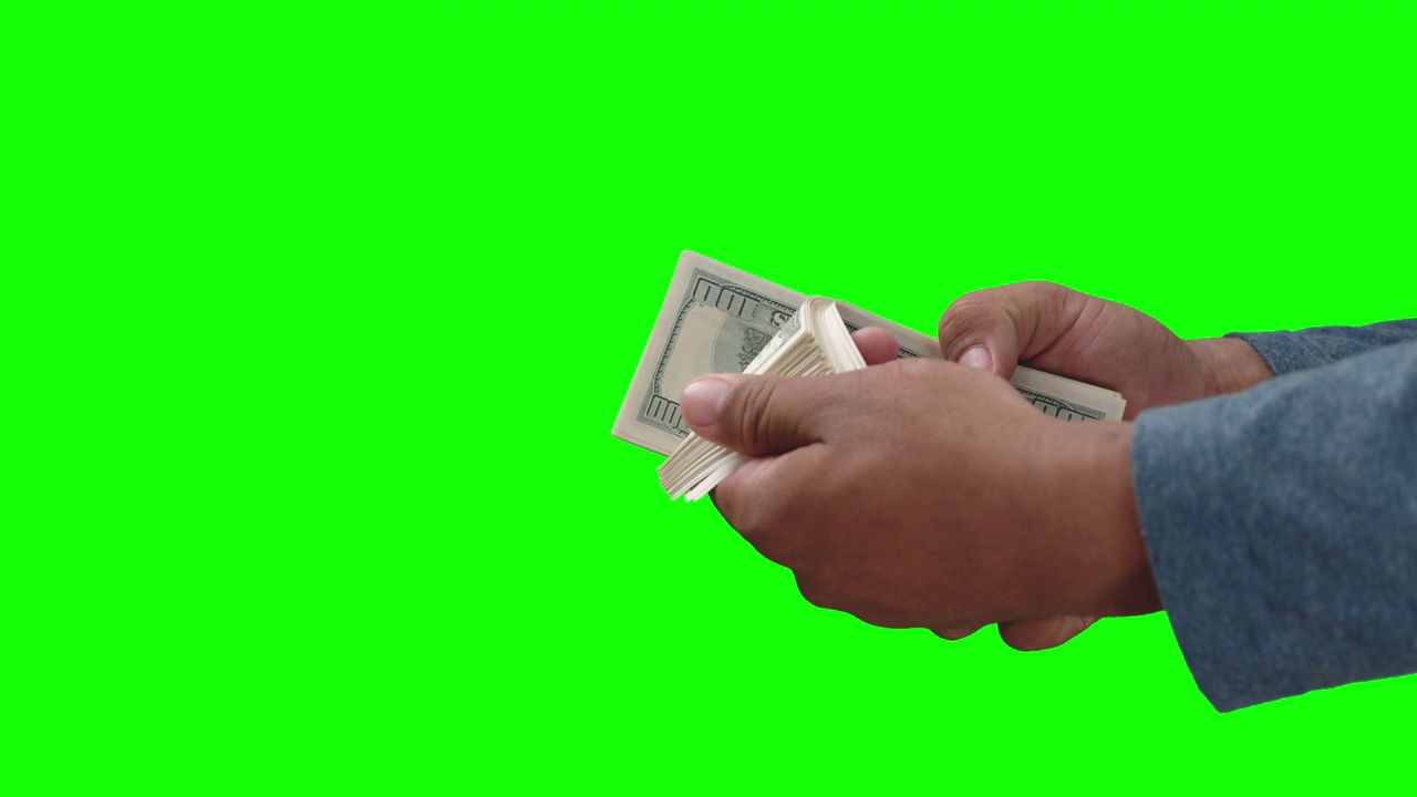 男手握，数美元钞票叠在手里视频素材