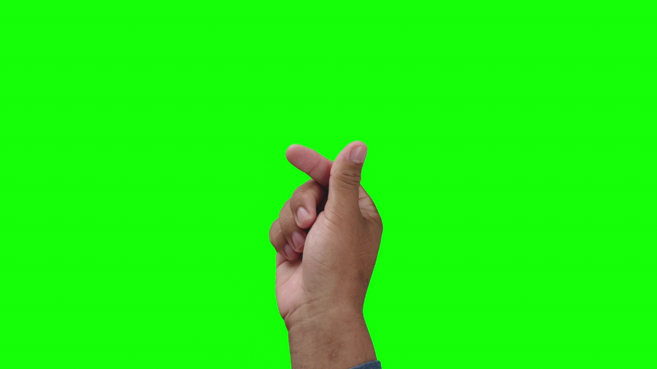 男性手的手势是绿色背景上的迷你心形视频素材