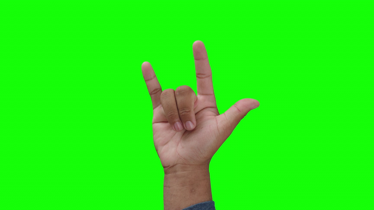 男性的手在绿色背景上表示爱的手势视频素材