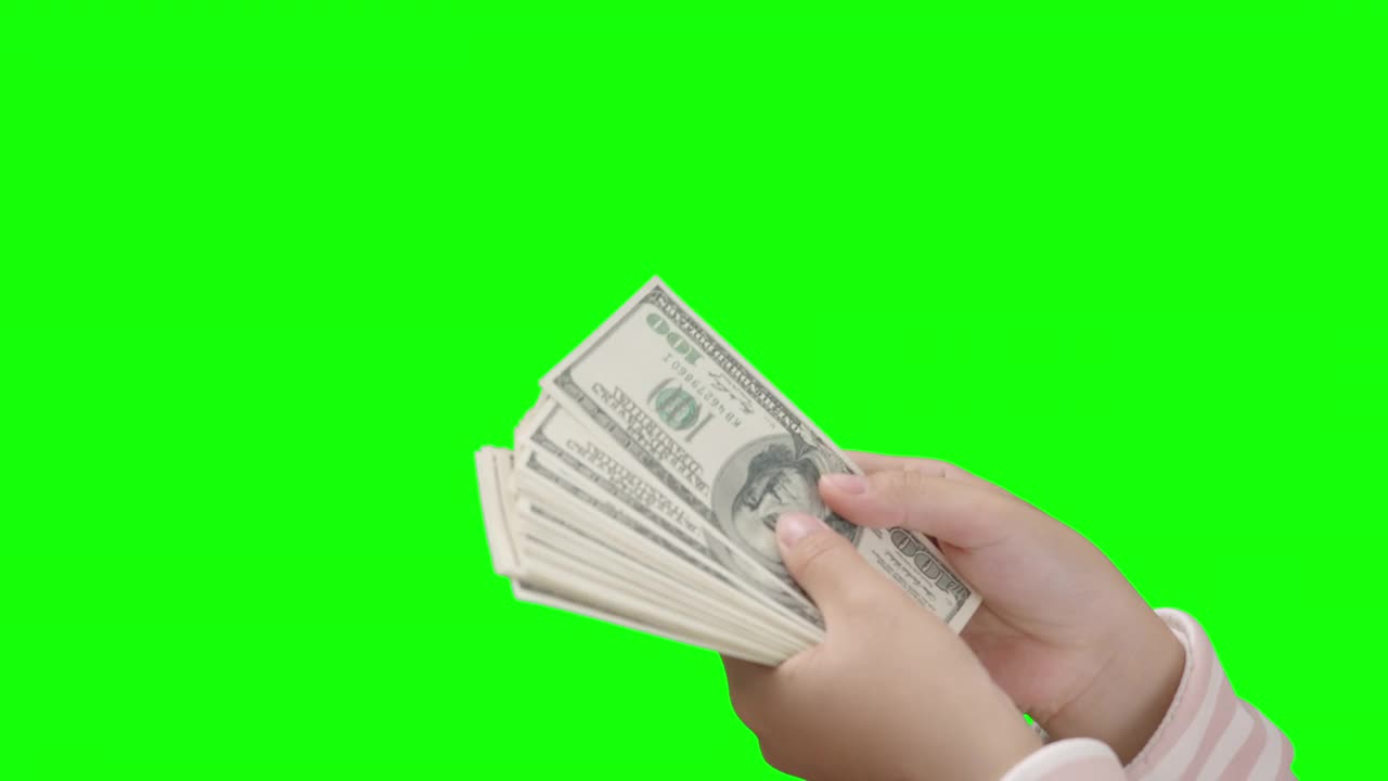 女性手握，数着美元钞票叠在手里视频素材