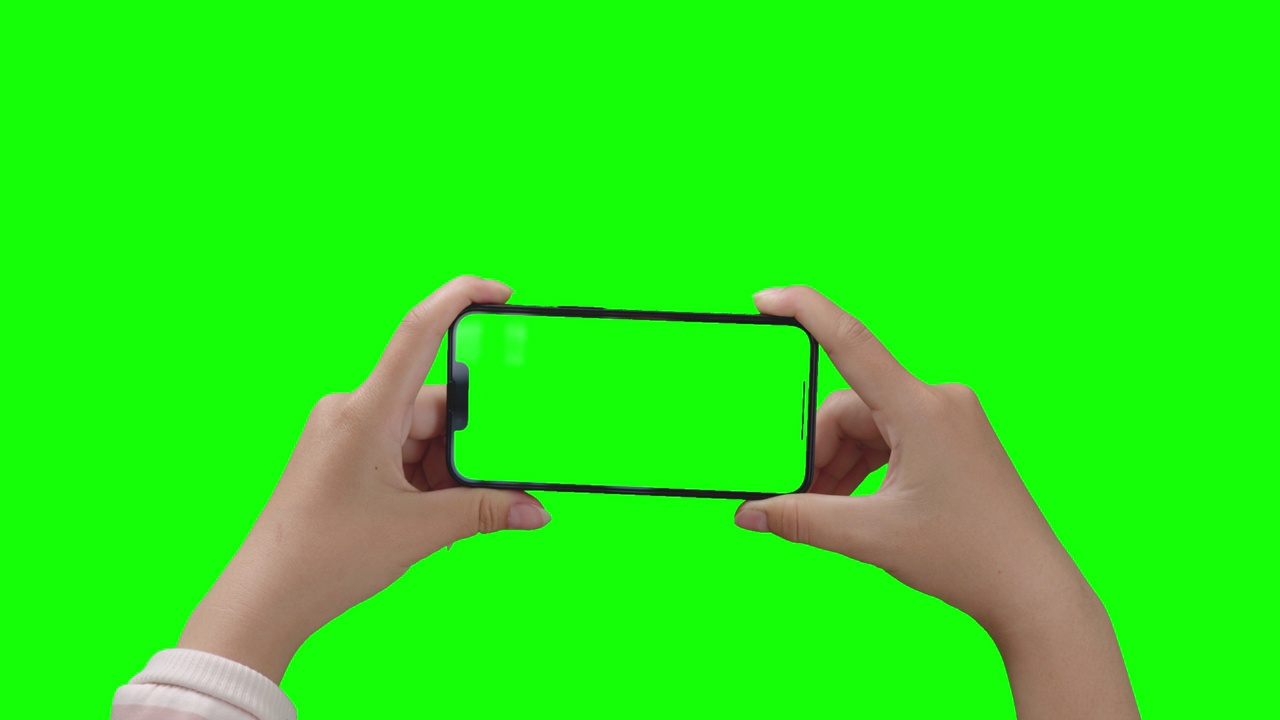 女性手持智能手机，绿色屏幕上有模拟的绿色透明显示屏视频下载