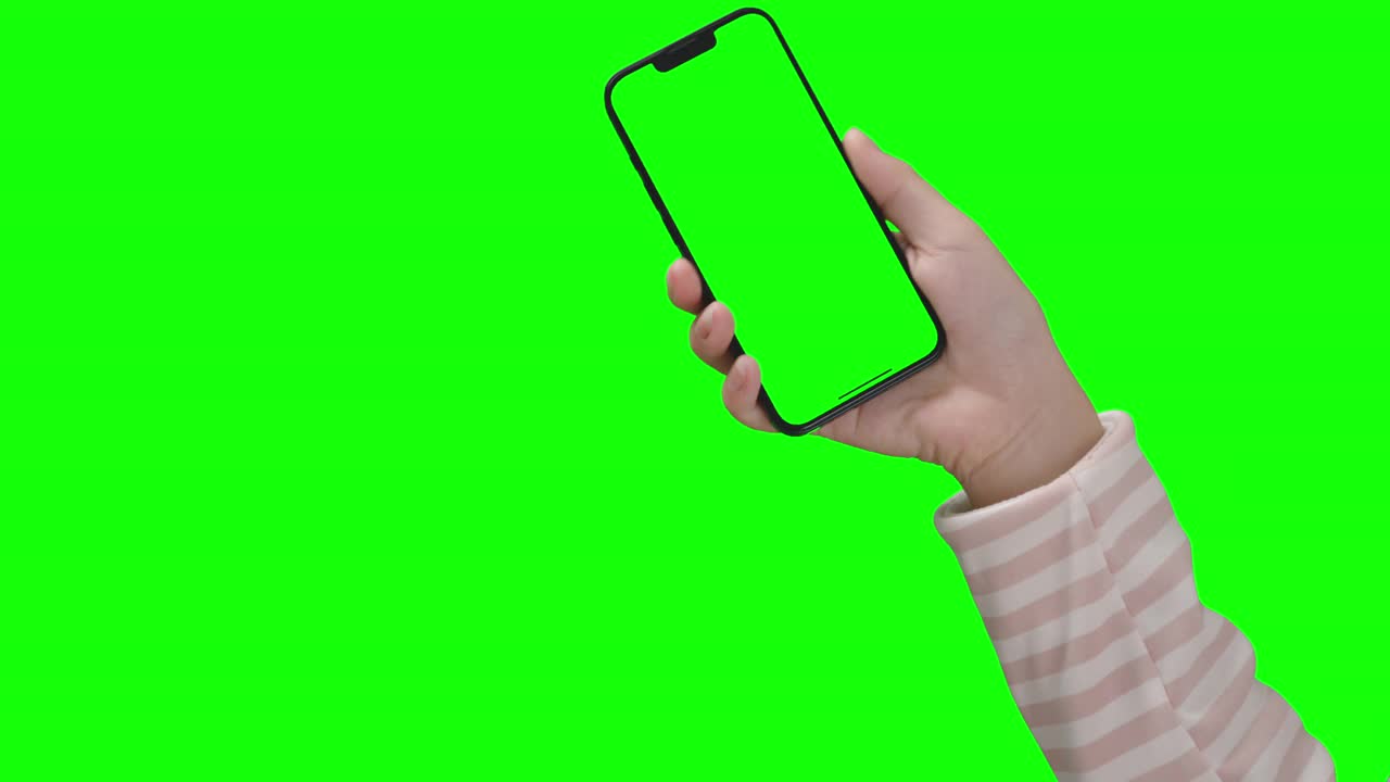 女性手持智能手机，绿色屏幕上有模拟的绿色透明显示屏视频素材