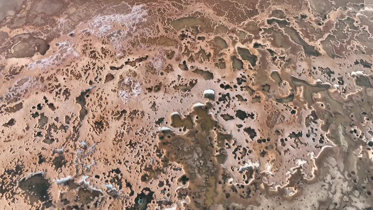 白天无人机镜头揭示了在埃及锡瓦绿洲发现的抽象盐层，创造了形状和纹理的视觉交响乐。视频下载