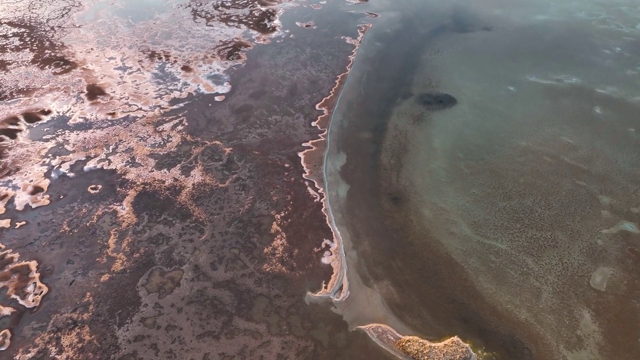 一段令人惊叹的无人机视频揭示了在埃及锡瓦绿洲发现的抽象盐层。视频下载