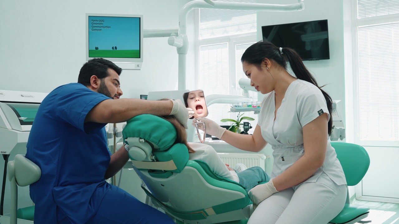 微笑的亚洲女牙医正在检查病人的口腔视频下载
