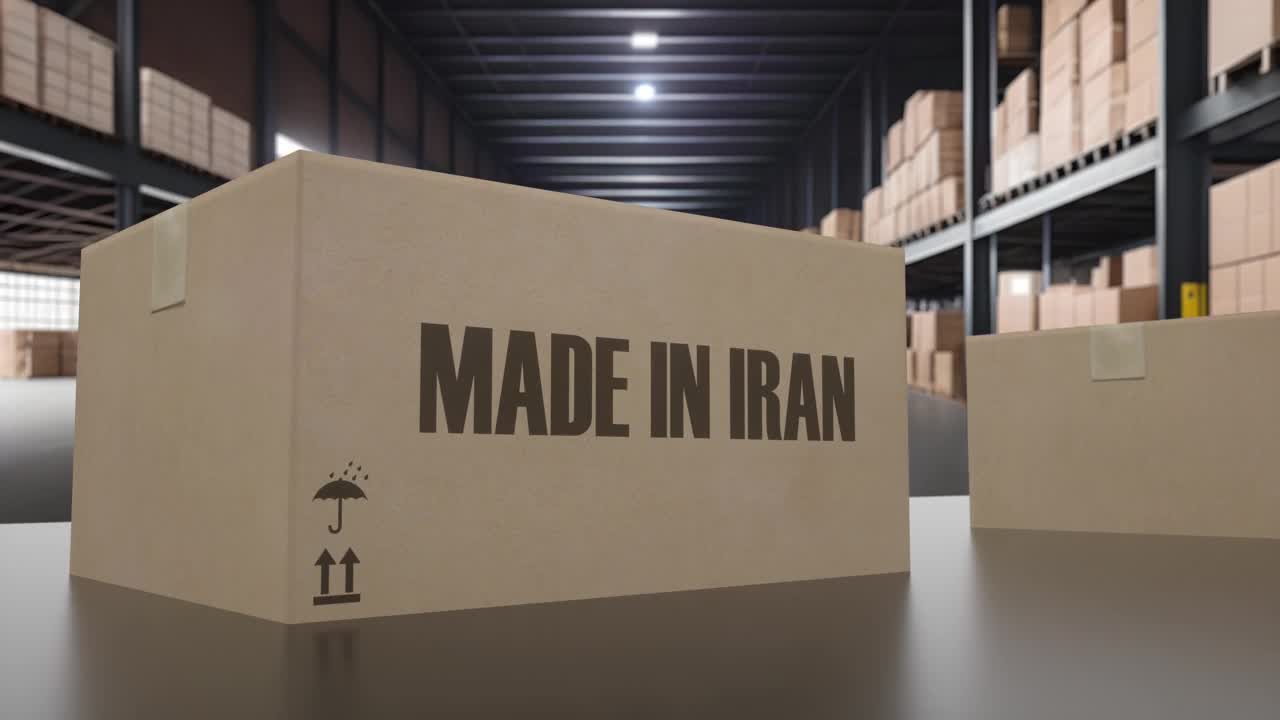 传送带上印有“伊朗制造”字样的箱子。伊朗商品相关可循环3D动画视频素材