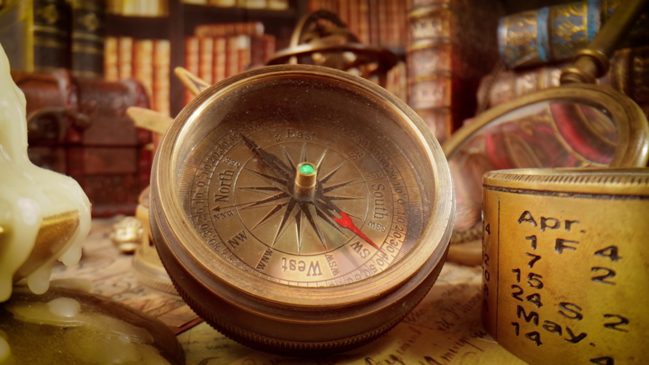 复古风格的旅行和冒险。桌上的老式指南针和其他老式物品。视频下载
