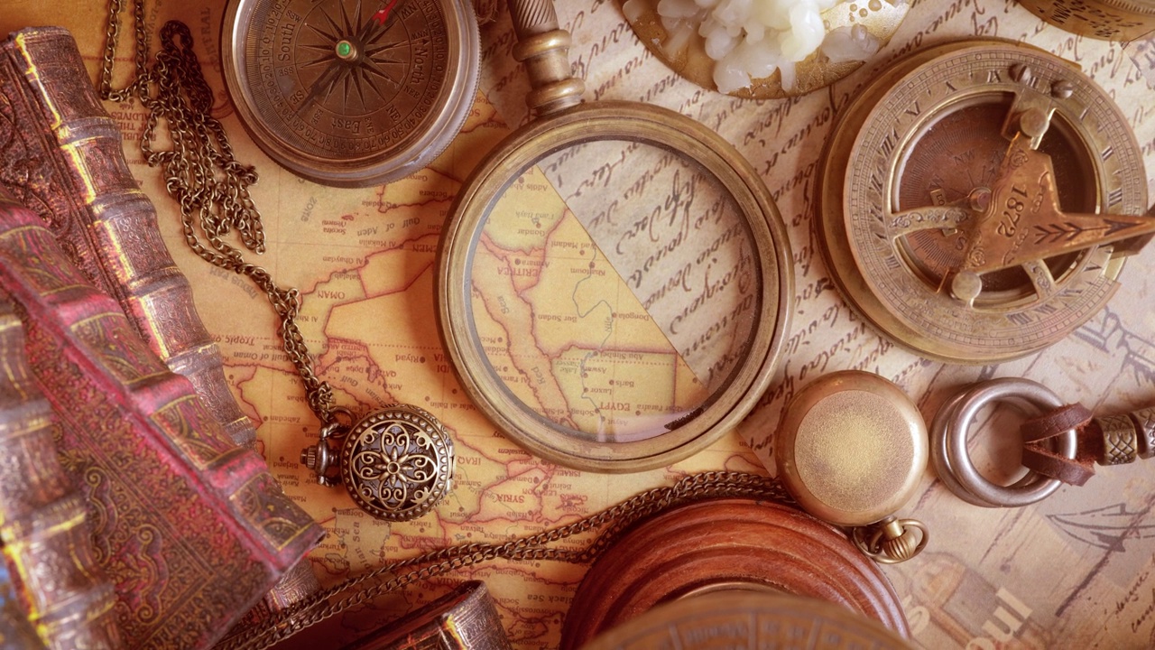 复古风格的旅行和冒险。桌上的老式指南针和其他老式物品。视频下载