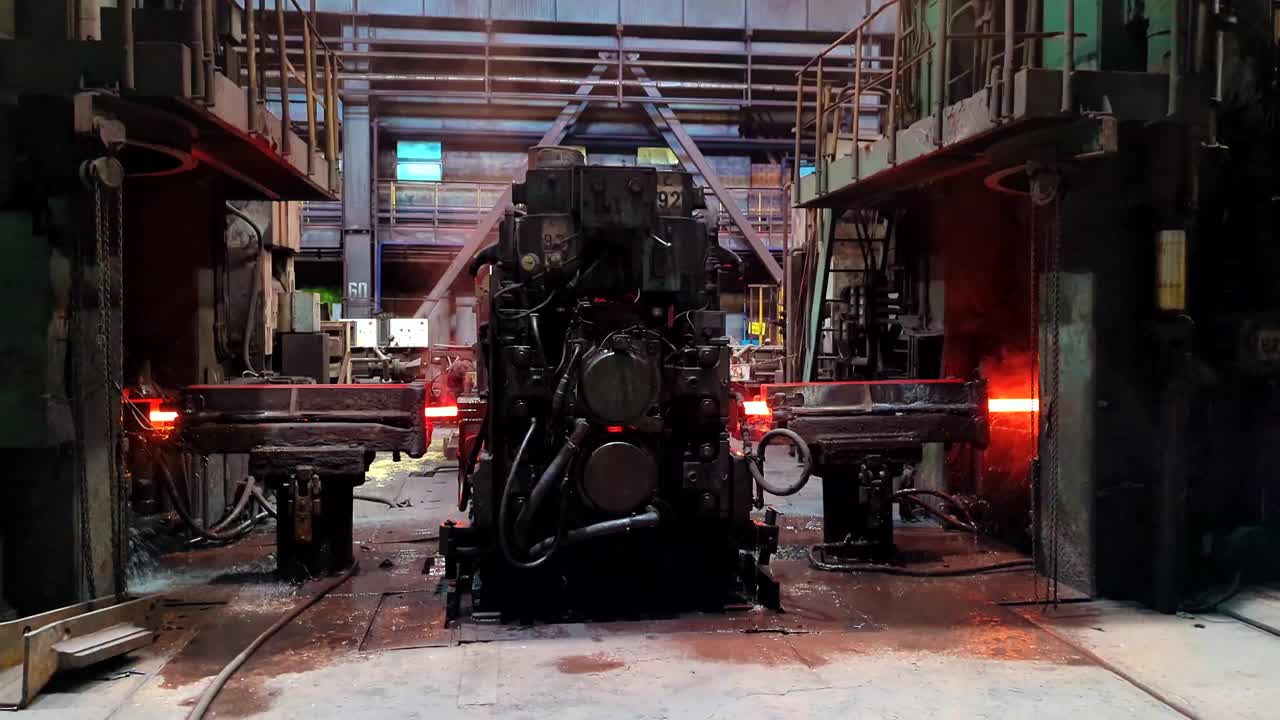 轧钢厂，热钢筋在输送机上通过辊筒移动视频素材