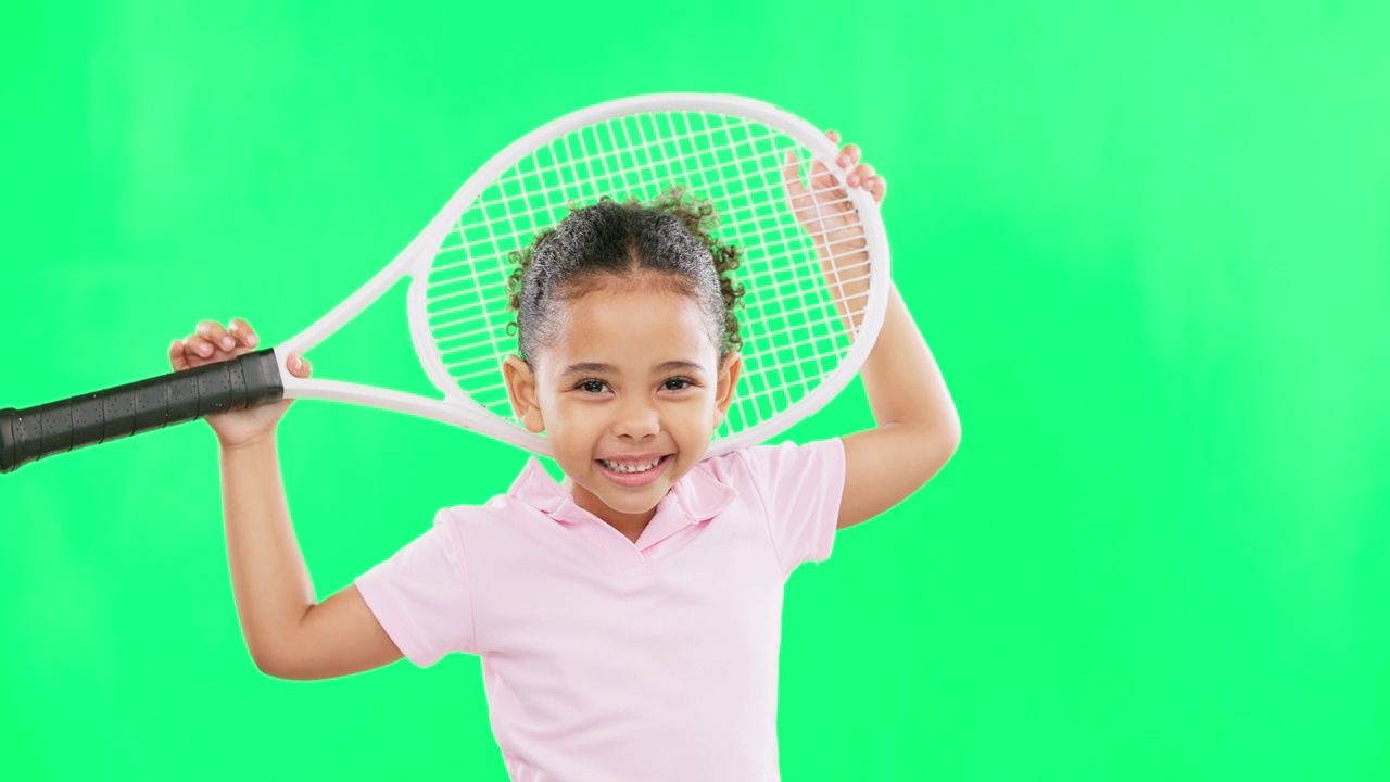 孩子们，网球和一个女孩在一个绿色的屏幕背景在工作室运动，娱乐或乐趣。肖像，孩子和健身与一个可爱的小女孩的孩子或运动员对铬模型视频素材