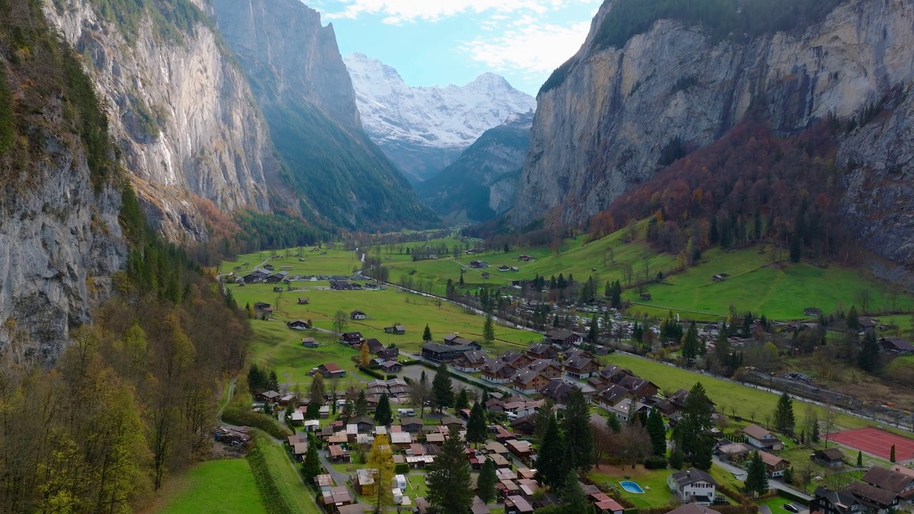 劳特布龙嫩山谷与著名的教堂劳特布龙嫩村，伯尔纳高地，瑞士，欧洲。在一个阳光明媚的日子里，瑞士劳特布龙嫩山谷的壮观景色。视频下载