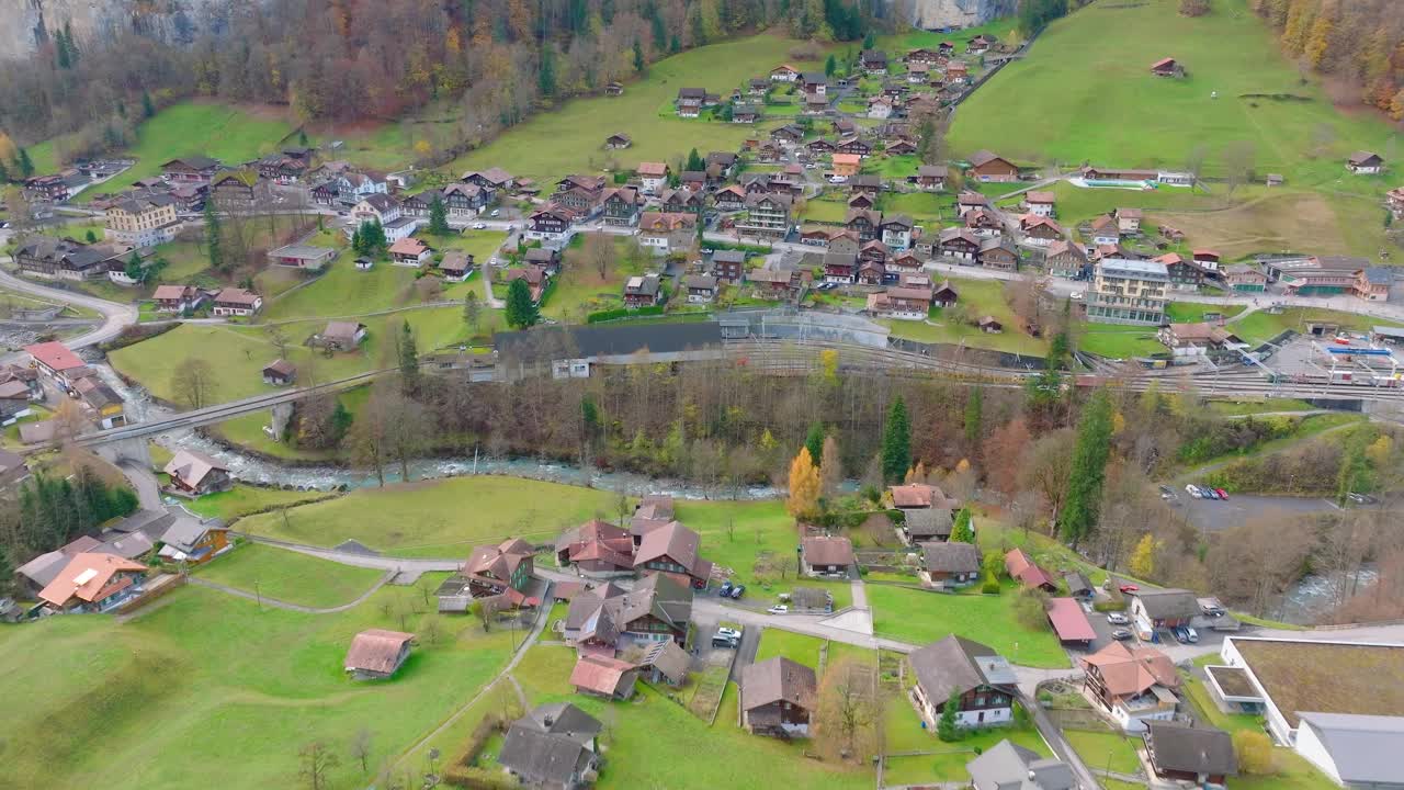 劳特布龙嫩山谷与著名的教堂劳特布龙嫩村，伯尔纳高地，瑞士，欧洲。在一个阳光明媚的日子里，瑞士劳特布龙嫩山谷的壮观景色。视频下载