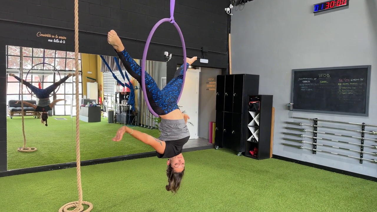 一名女子在健身房做空中箍练习视频素材