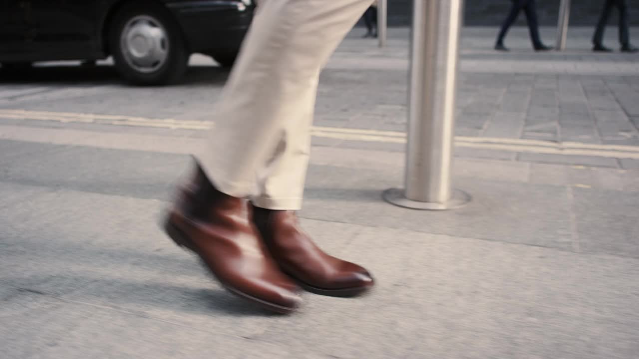 在城市中行走的商人脚踏近麦田视频素材