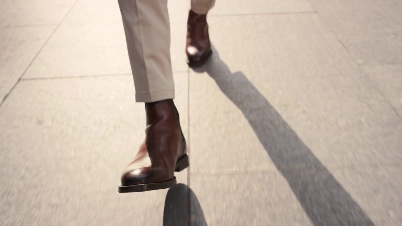 在城市中行走的商人脚踏近麦田视频下载