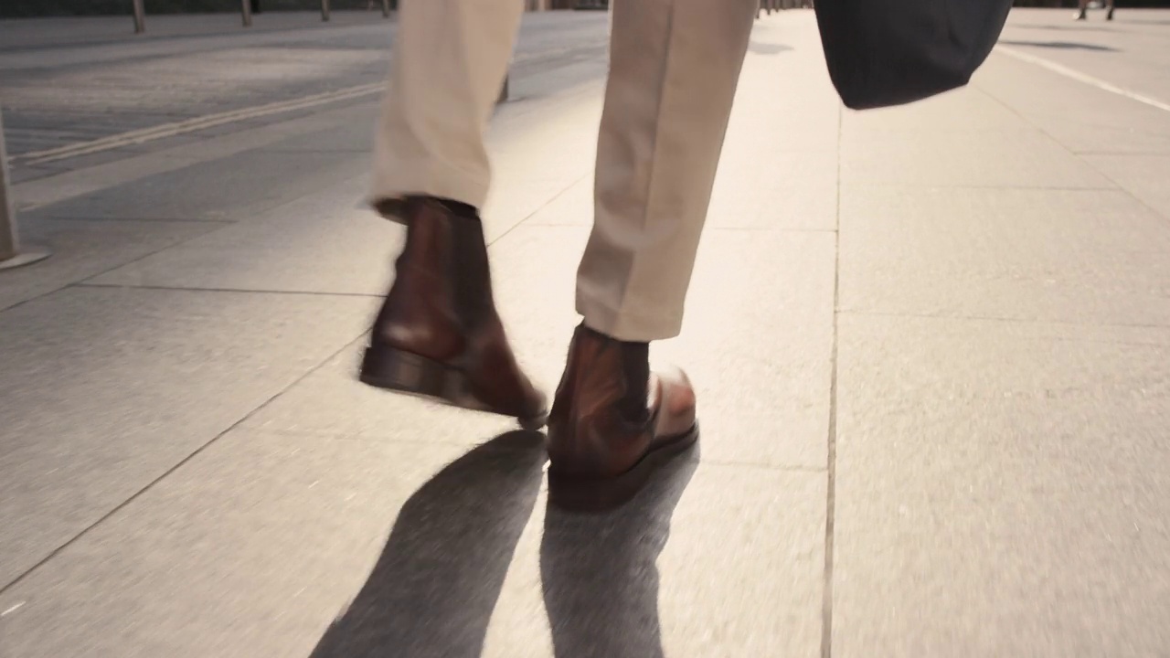 在城市中行走的商人脚踏近麦田视频素材