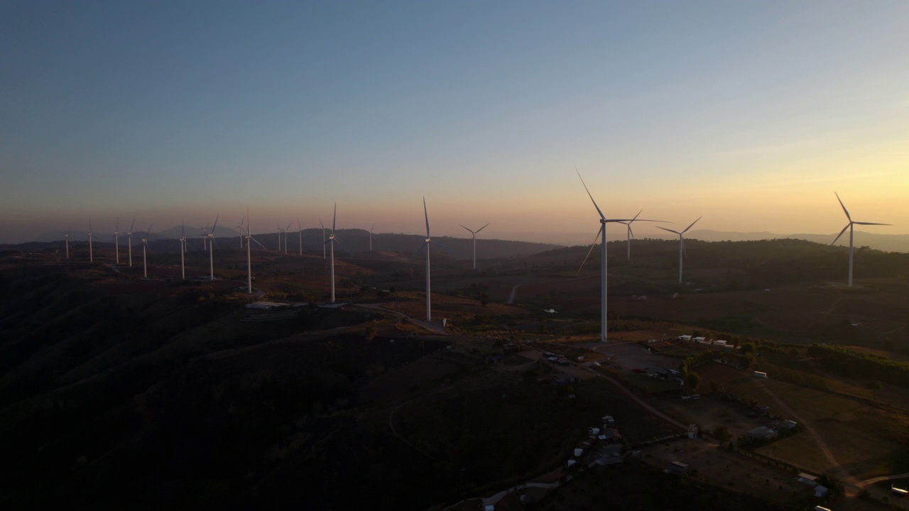 日落时风力涡轮机的鸟瞰图视频下载