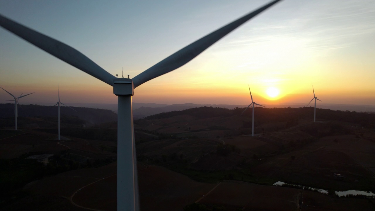 日落时风力涡轮机的鸟瞰图视频下载