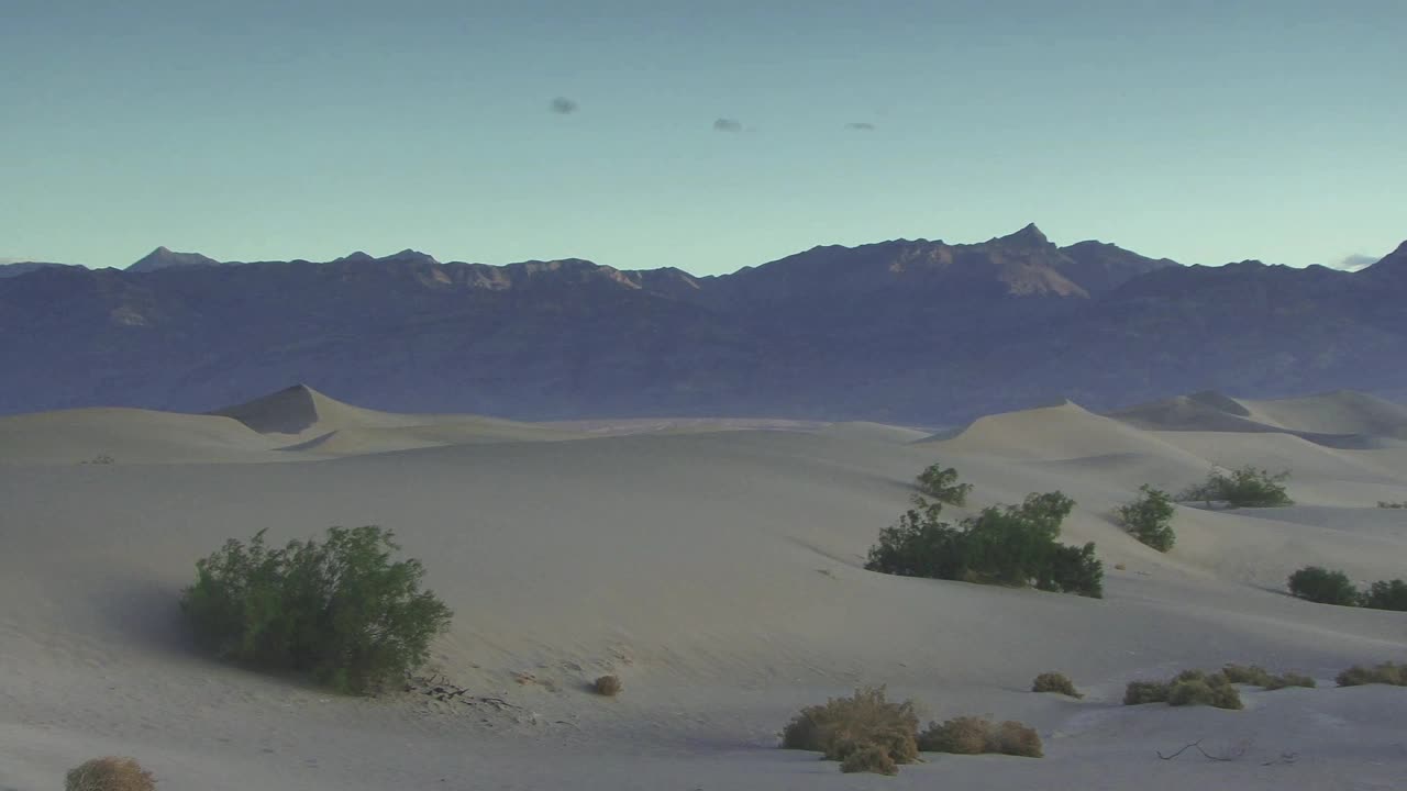 沙丘005:柔和的沙漠风吹过死亡谷的沙丘。视频下载