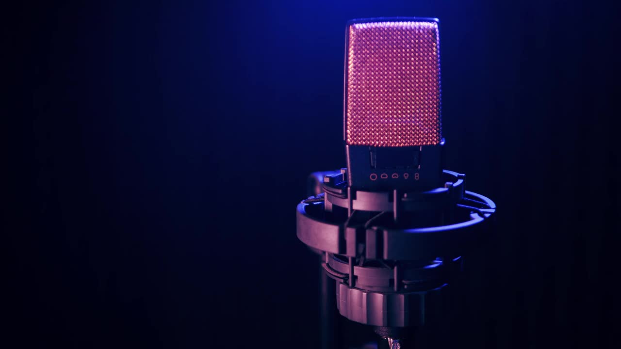 霓虹灯下的演播室麦克风。麦克风，音乐，声音，录音，麦克风视频素材