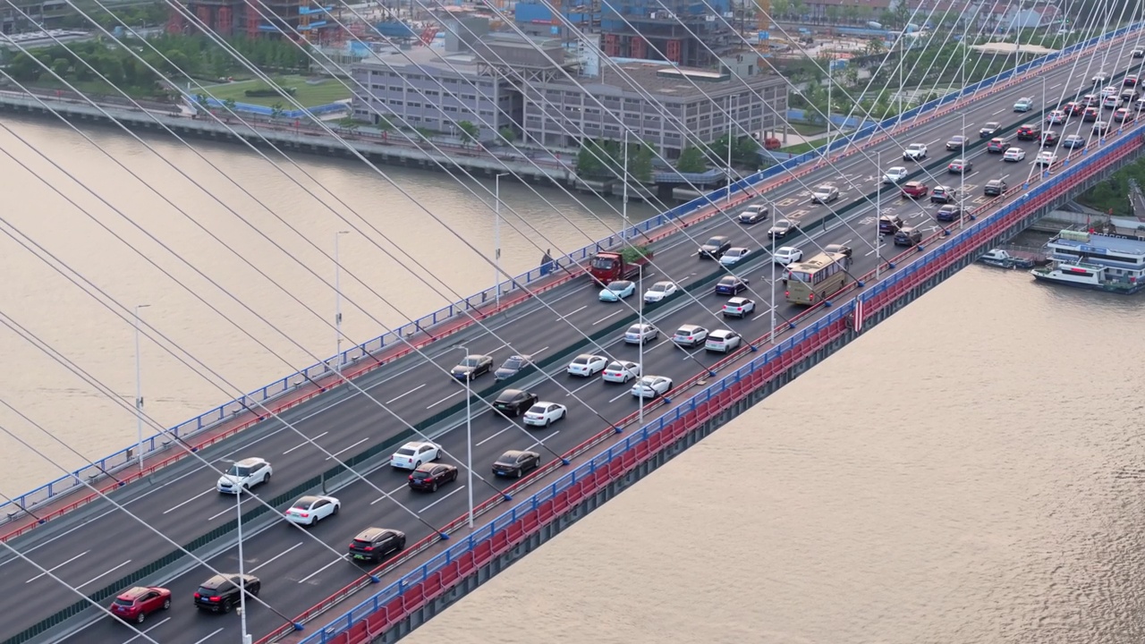 河桥上车辆的鸟瞰图，无人机拍摄的慢镜头。视频素材