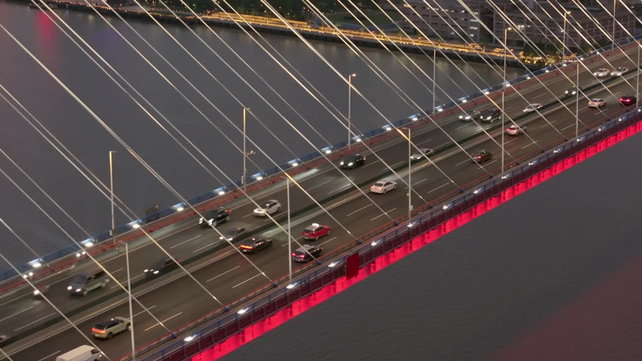 河桥上车辆的鸟瞰图，无人机拍摄的慢镜头。视频下载