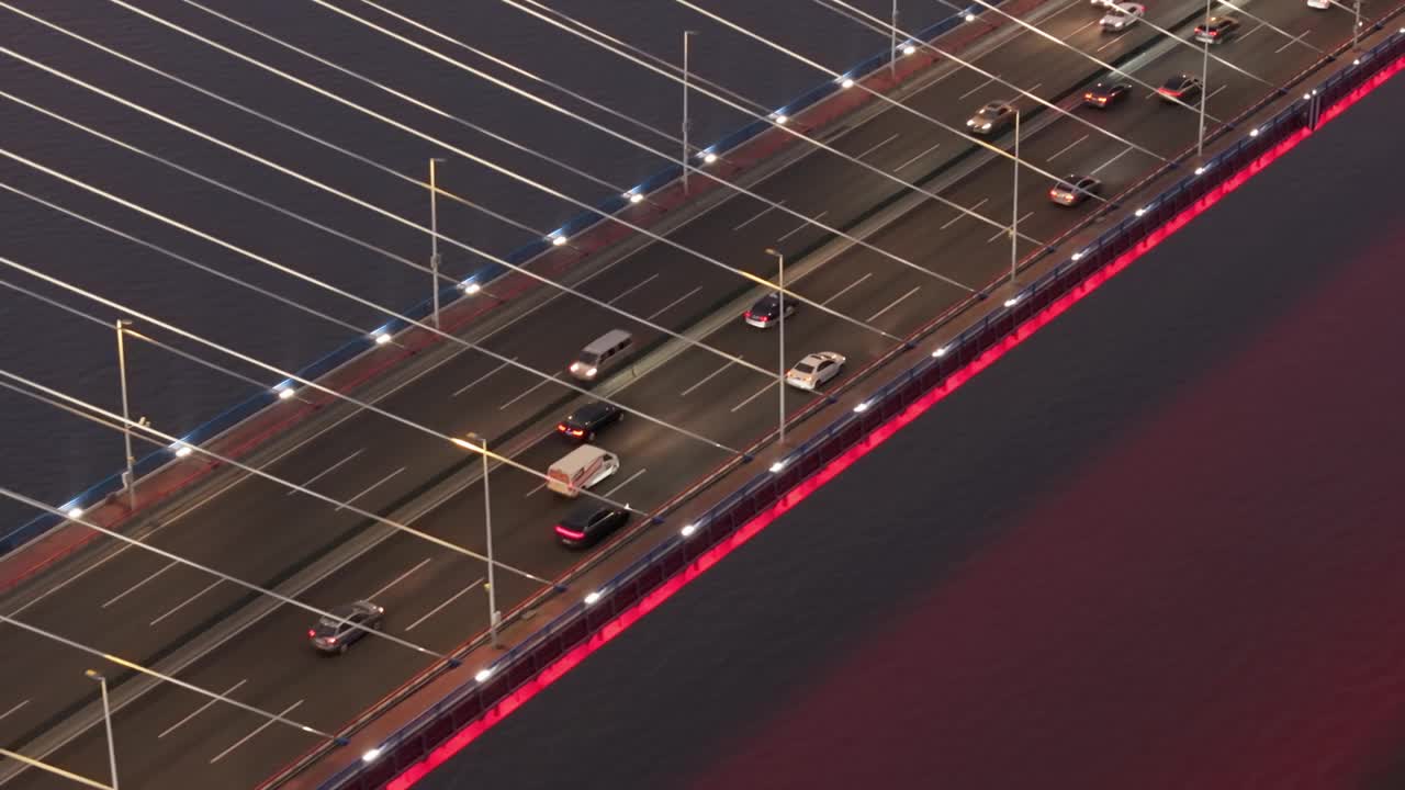 河桥上车辆的鸟瞰图，无人机拍摄的慢镜头。视频素材