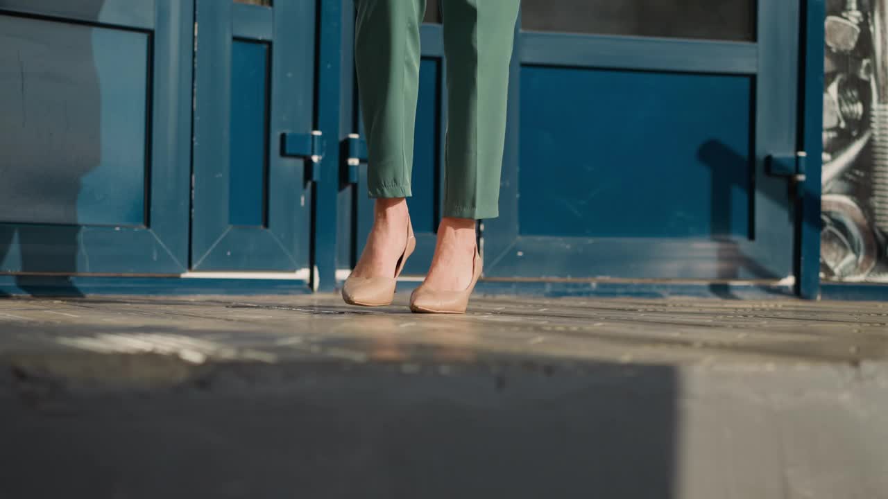 穿米色高跟鞋的女人走下楼视频下载
