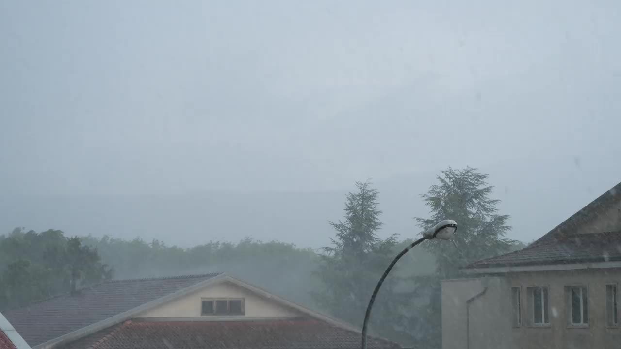 暴雨和狂风吹在房顶上，大雨滂沱视频下载