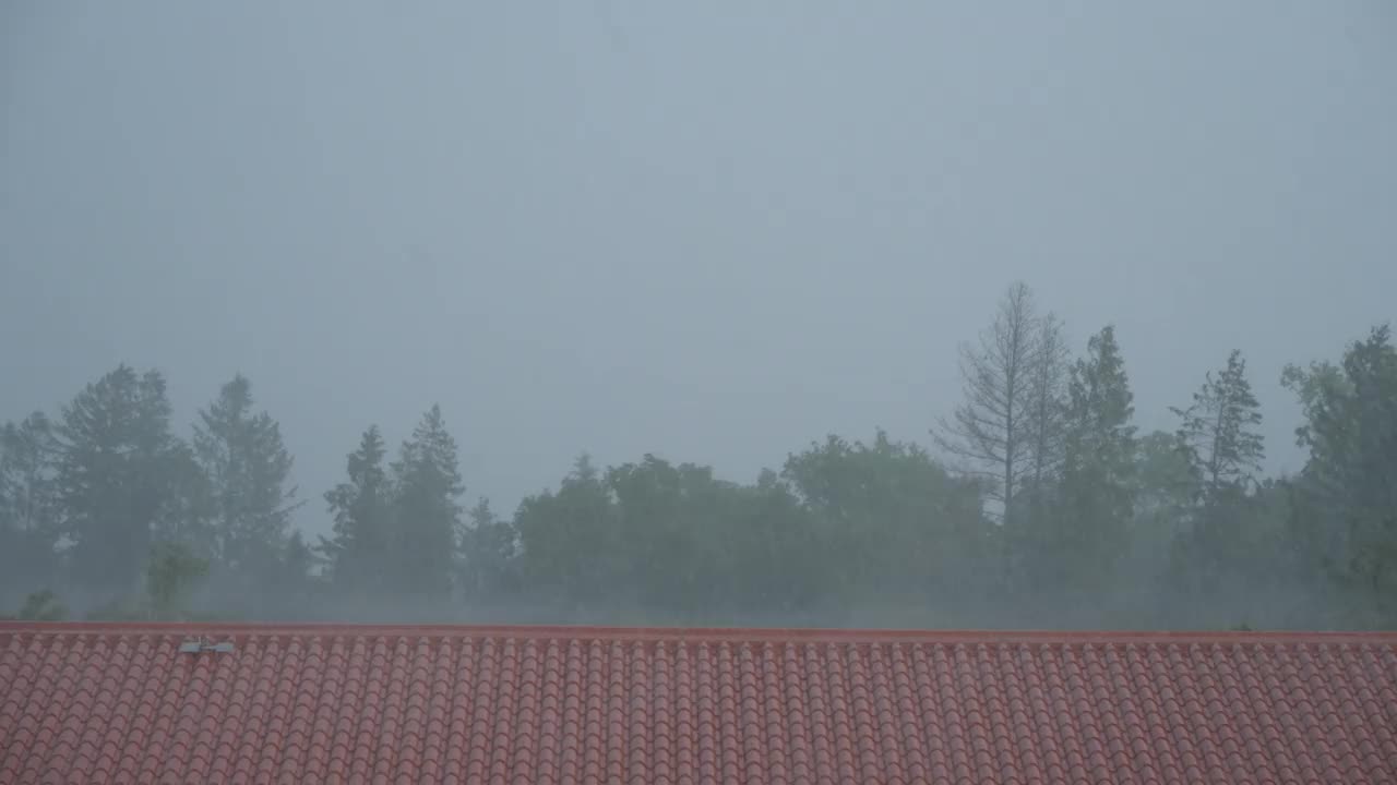 暴雨，屋顶上的狂风暴雨视频下载