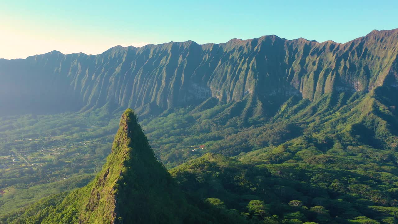 美国夏威夷瓦胡岛奥洛马那山全景鸟瞰图。视频素材