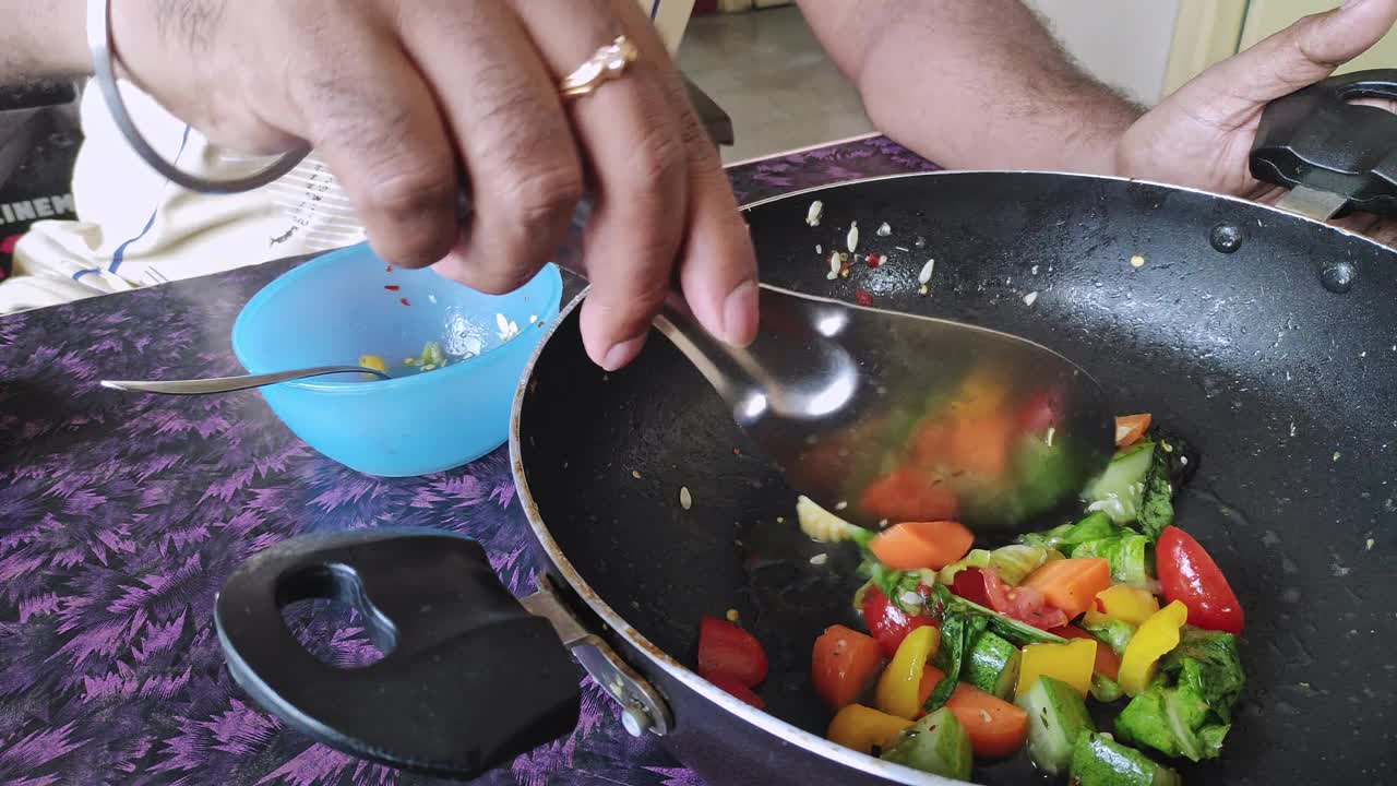 用塑料碗盛上新鲜蔬菜沙拉的特写视频素材