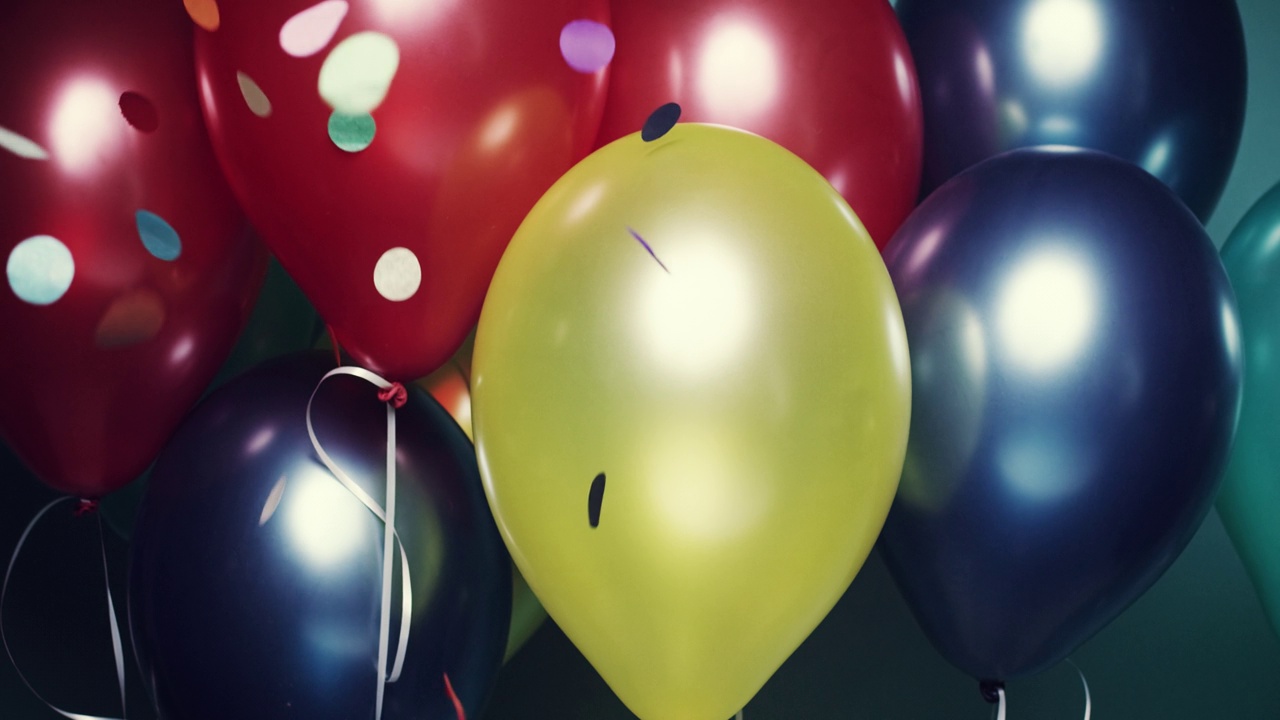五彩纸屑落在慢动作彩色气球背景-红色史诗龙视频下载