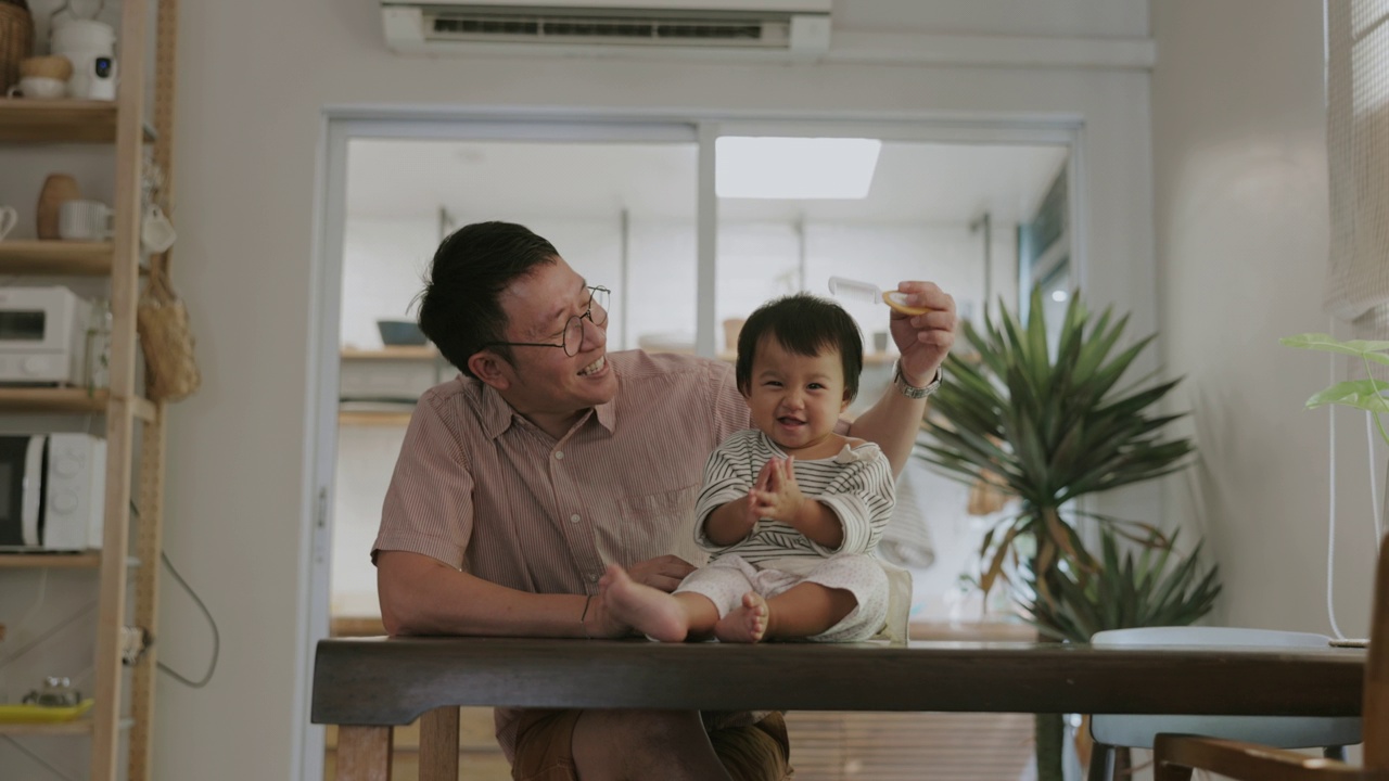 快乐的泰国家庭，单身父亲用爱照顾他的女婴。视频下载