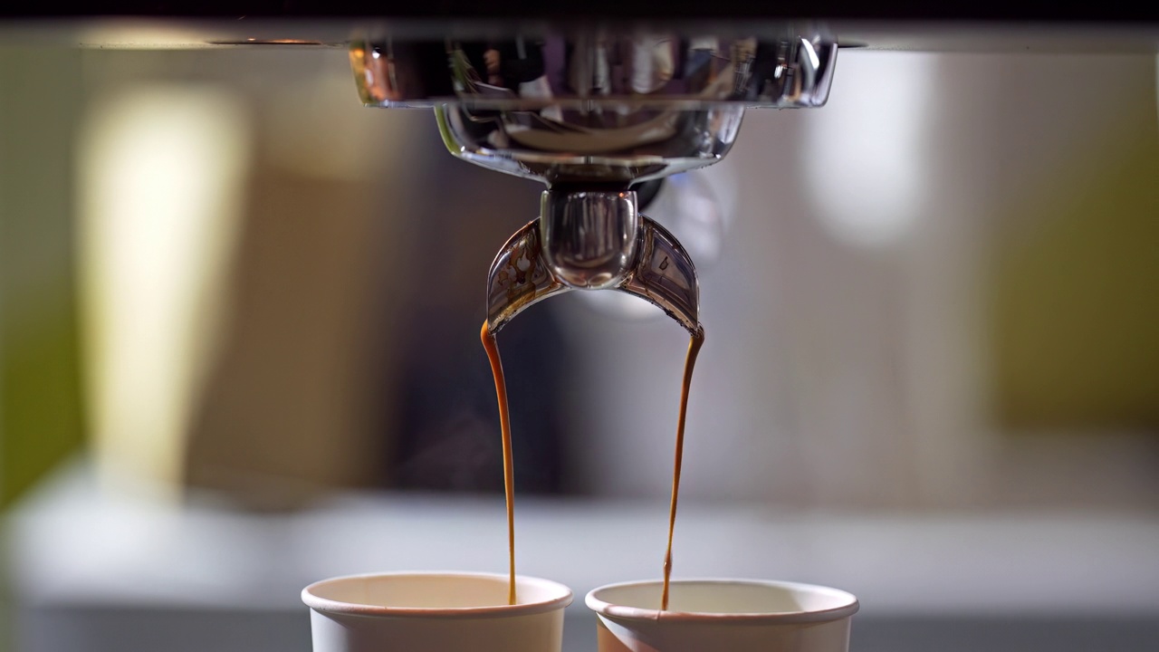 浓缩咖啡从全自动咖啡机里出来视频下载