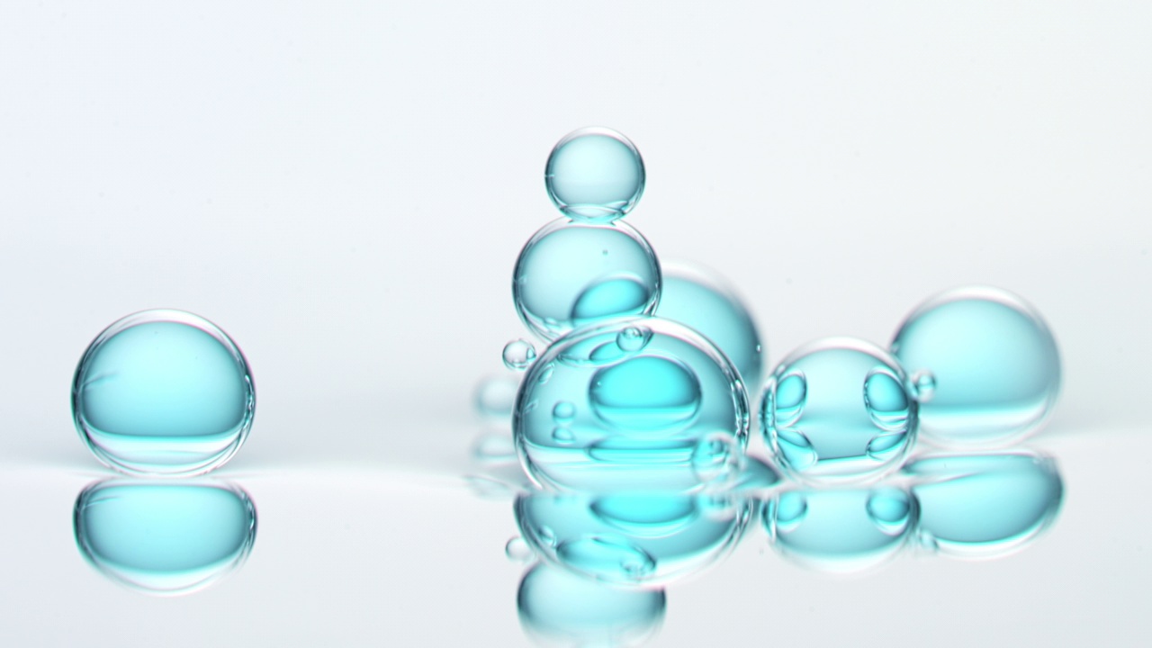 在白色背景的浅景深中，各种大小的蓝色透明液体气泡漂浮在水面上，弹跳和弹出的特写和慢镜头视频下载