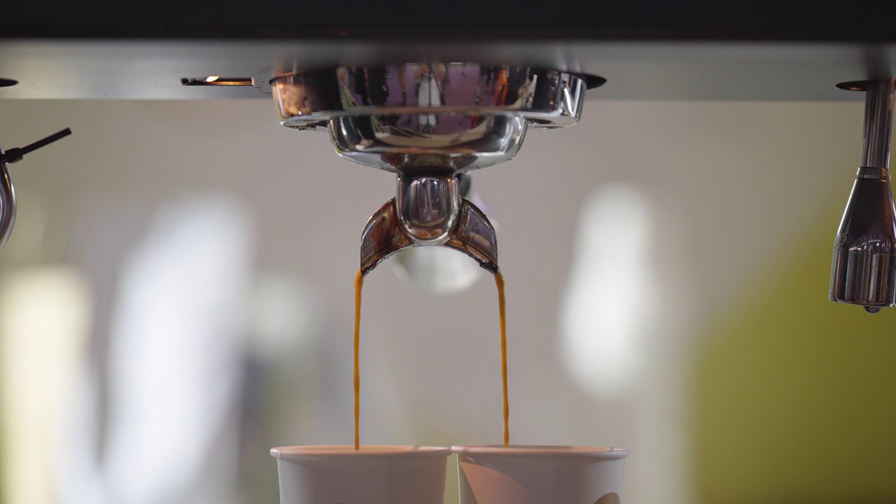 从自动咖啡机制作浓缩咖啡视频下载