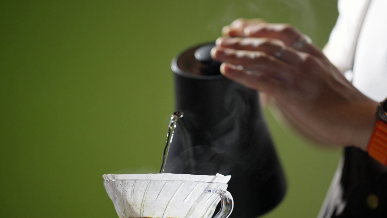咖啡师通过咖啡过滤器制作手工咖啡。视频下载