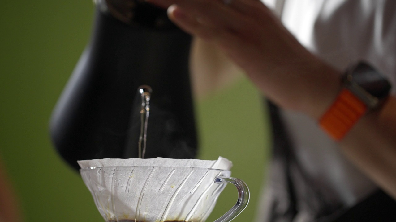 咖啡师用过滤器手工酿造新鲜咖啡视频下载