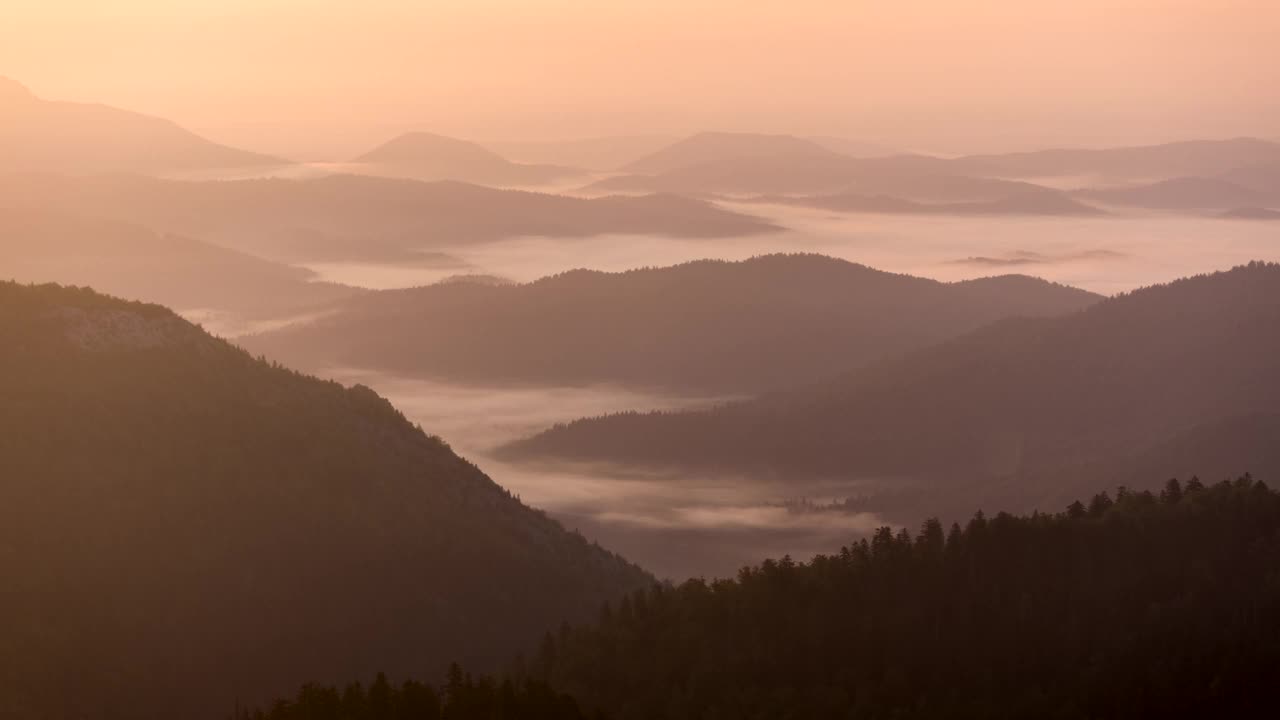 日出时间在克罗地亚山区的晨雾中流逝视频素材