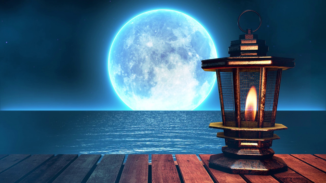 装饰性的阿拉伯灯笼与燃烧的蜡烛发光在夜晚的海洋与满月的背景。视频下载