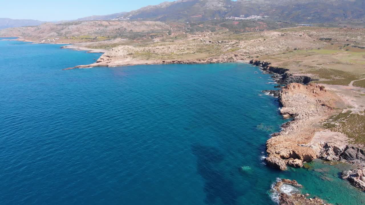 空中美丽的海滩和水湾在希腊壮观的海岸线。碧蓝透明的海水，独特的岩石悬崖，希腊夏季旅游首选目的地伯罗奔尼撒半岛视频素材