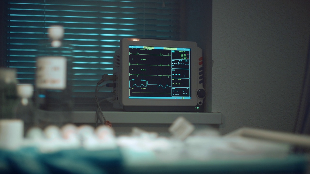 医院心跳监视器屏幕。特写医疗器械手套放在桌子上。视频下载