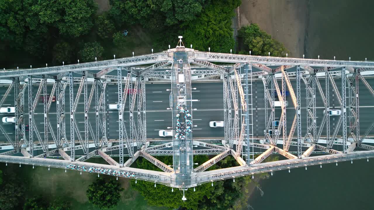 澳大利亚昆士兰州布里斯班，布里斯班河上拥挤的交通，布里斯班故事桥的实时鸟瞰图视频下载