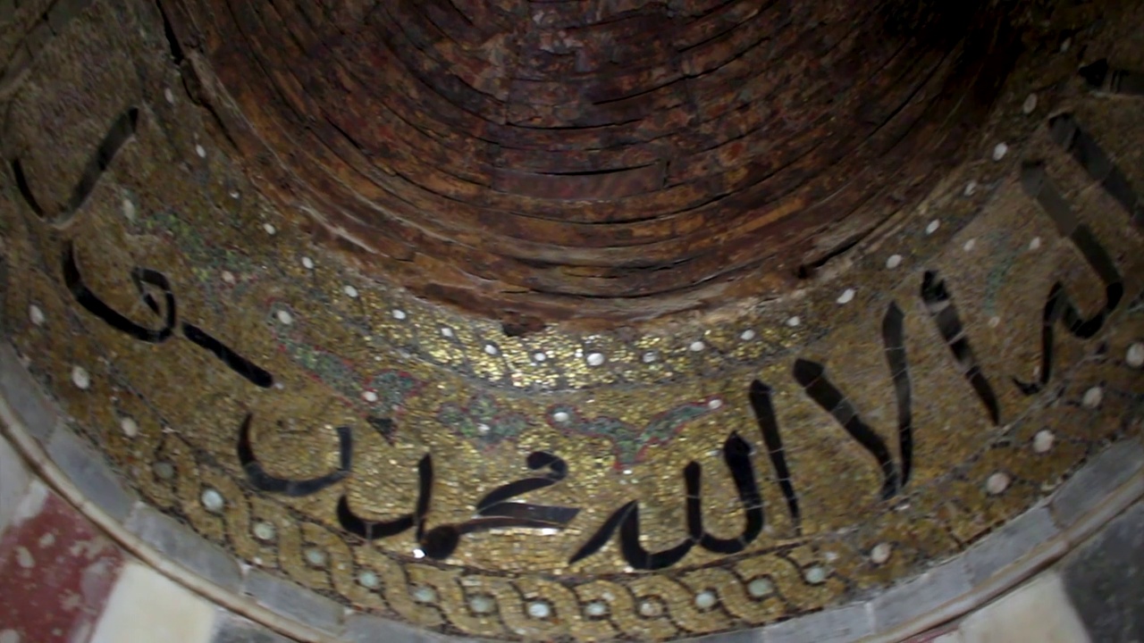 伊本·图伦清真寺的主米赫拉布位于qibla墙的中心。由大理石、灰泥、砖和不同颜色的马赛克制成。视频素材