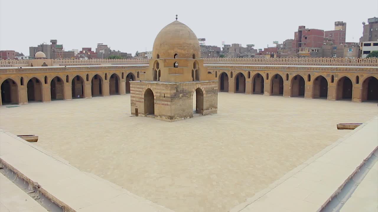 有圆顶的露天庭院，伊本·图伦清真寺视频素材